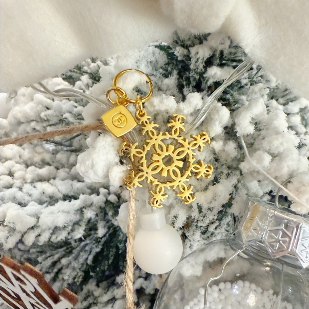 Chanel Beauty Snowflake Charm - Picture 6 of 10
